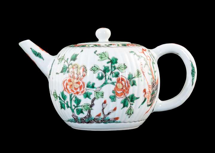 Chinese export porcelain famille verte teapot and cover